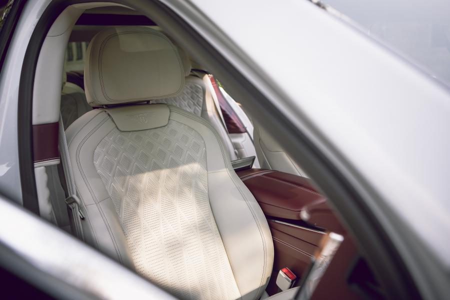 Интерьер Bentley Flying Spur First Edition 2019 года  (NA) (фото 31 из 40)